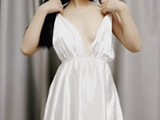 Rapariga bonita faz striptease